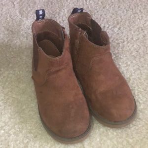 Brown boots with zipper closure